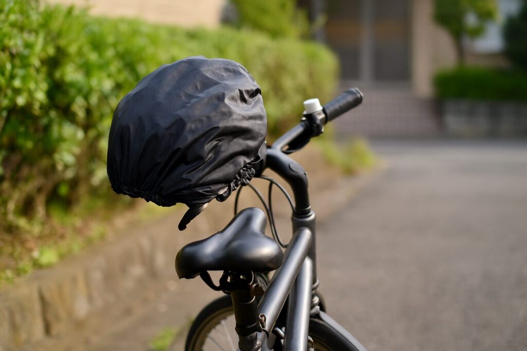 自転車ヘルメットカバーを装着する男性